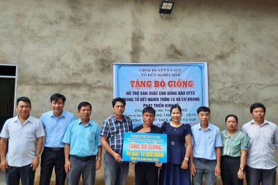 Trường PTDTNT THCS huyện Ea Súp tham gia lễ trao tặng bò giống cho tổ kết nghĩa thôn 13, xã Cư Kbang