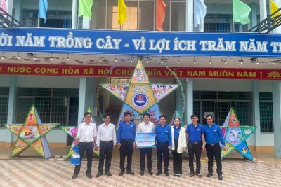 Tết Trung thu cho học sinh Trường PTDTNT THCS huyện Ea Súp